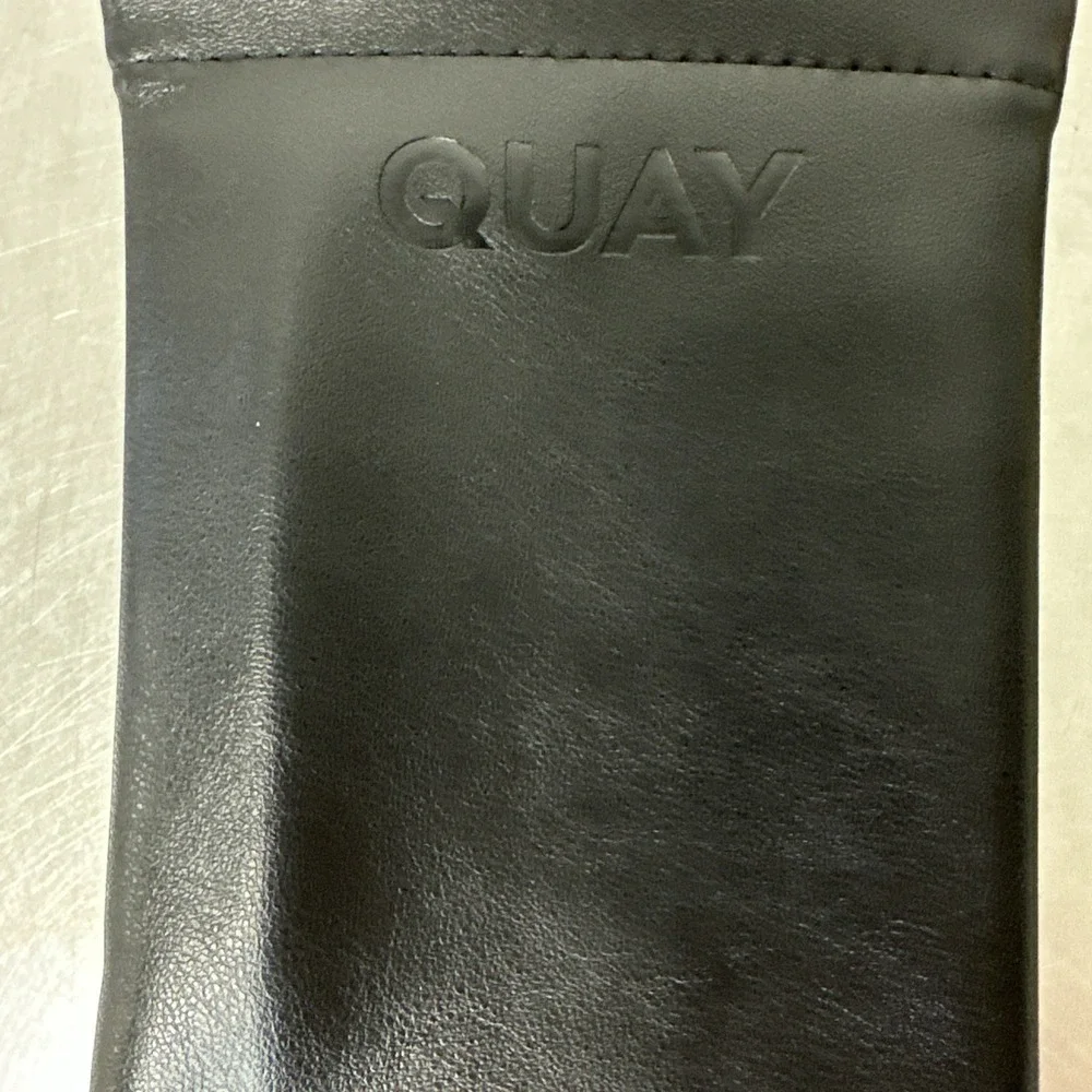 Quay Australia Sunglass Case Squeeze Pouch Cleaning Cloth Black Leather - Picture 8 of 9